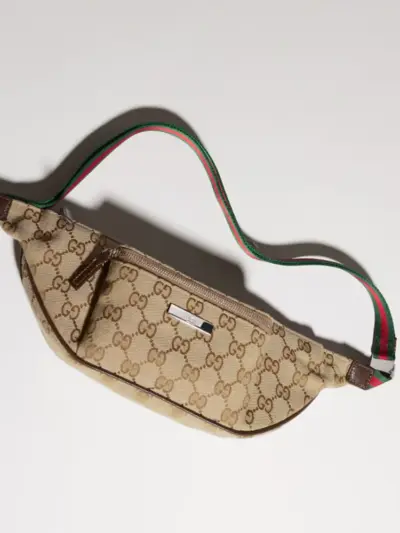 Gucci Flatpack large belt bag in beige GG canvas, brown leather trim, adjustable red and green web shoulder strap, front zipper pocket and metal brand name plate